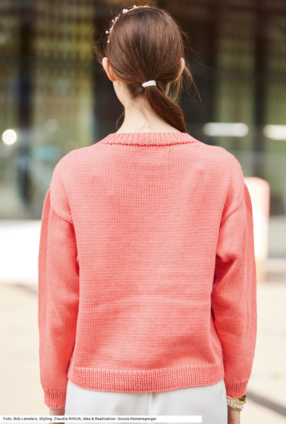 Modellansicht Bild 5: Pulli mit Zöpfen und Fallmaschen in Korallenrot