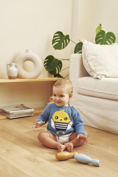 Blauer Pullover mit gelbem Kükenmotiv, handgemacht, modisch und bequem. Perfekt für Babys.