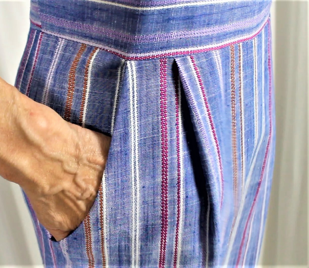 Blau-violette Hose, bunte Streifen, Falten vorne, seitliche Tasche, handgemacht, modisch.