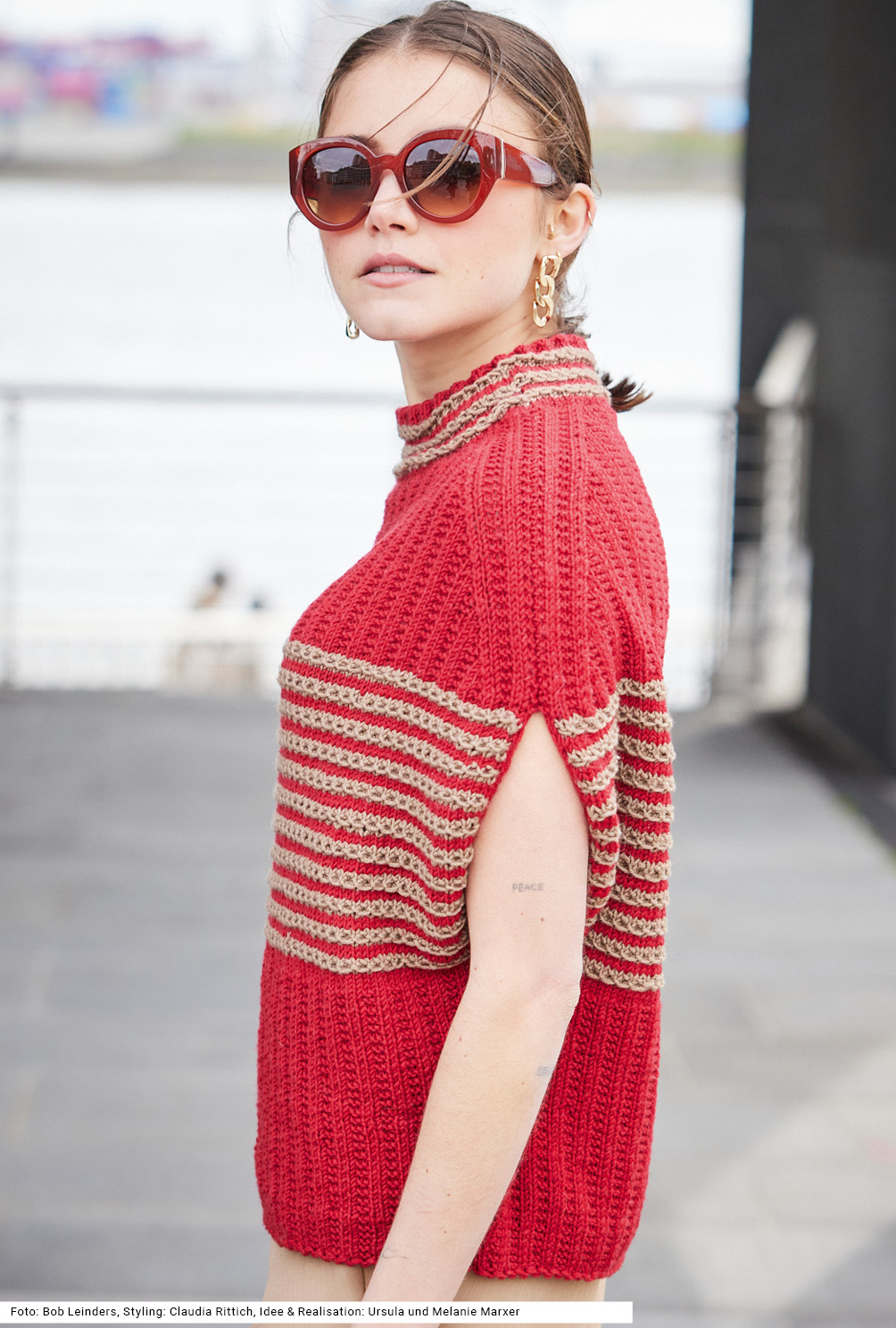 Modellansicht Bild 3: Pullunder mit Musterstreifen in Rot und Karamellbeige