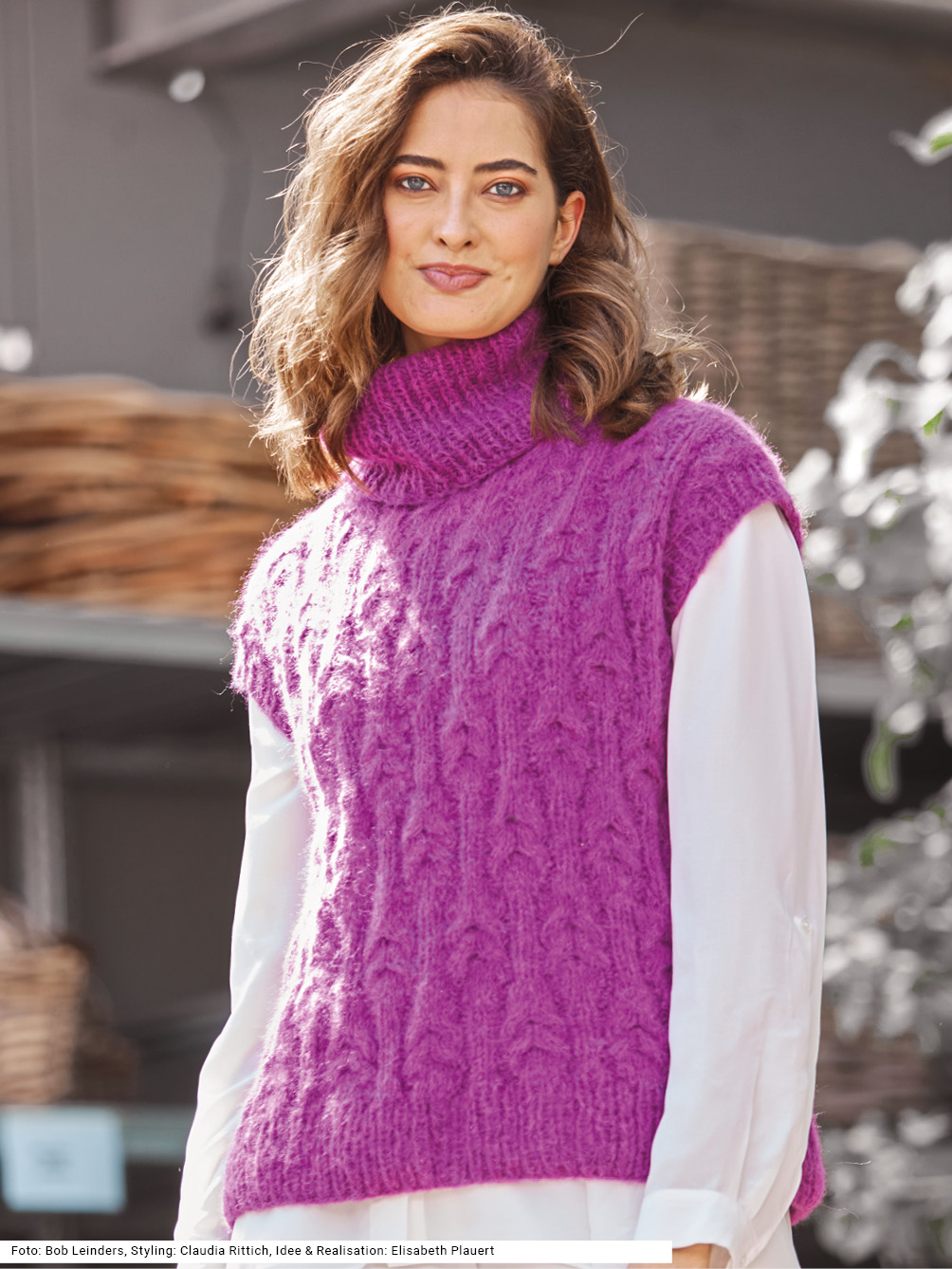 Modellansicht Bild 1: Pullunder mit Zopfmuster und Rollkragen in Fuchsia