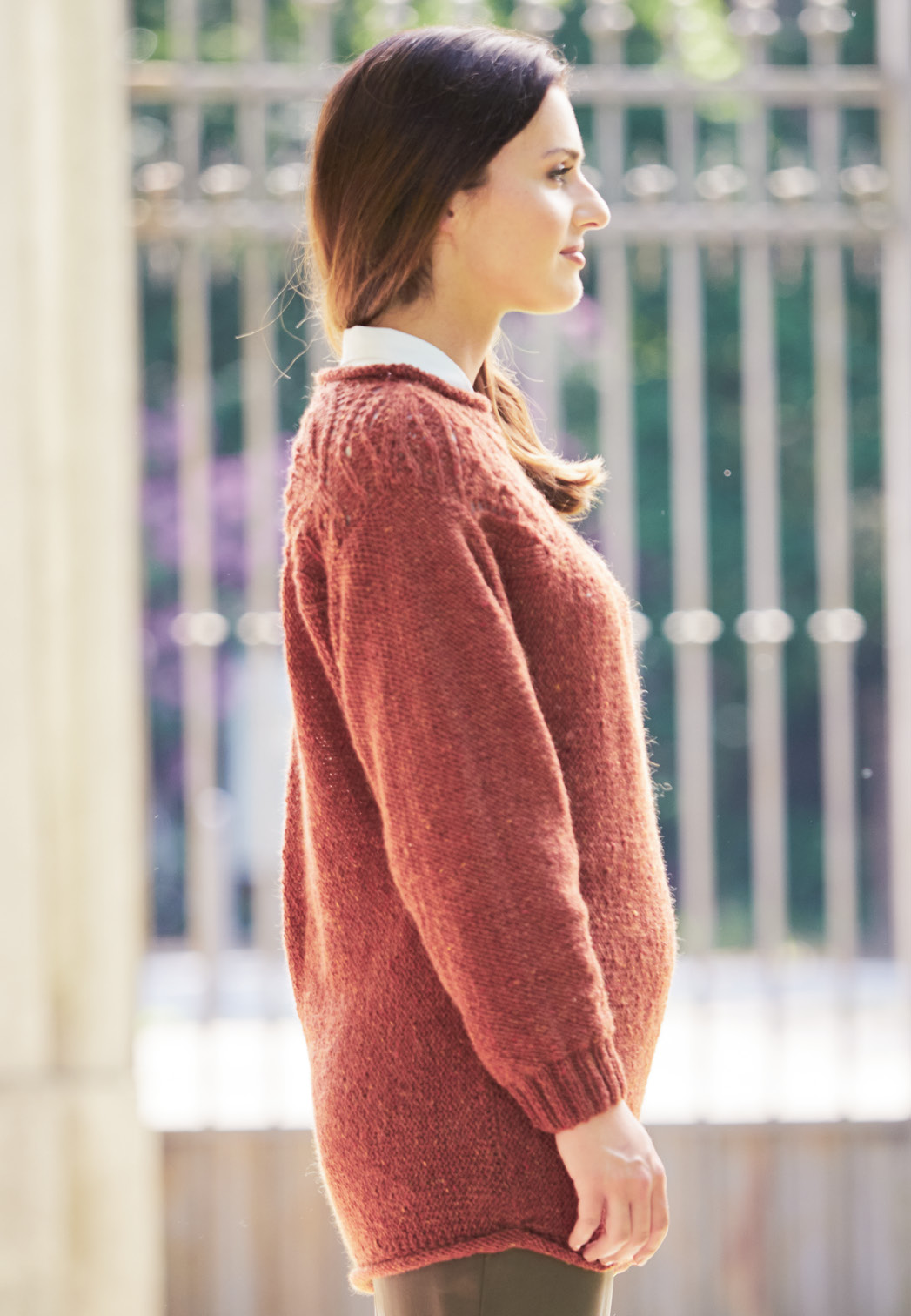 Modellansicht Bild 4: Quer gestrickter Pulli mit ausdrucksvoller Ajour-Bordüre