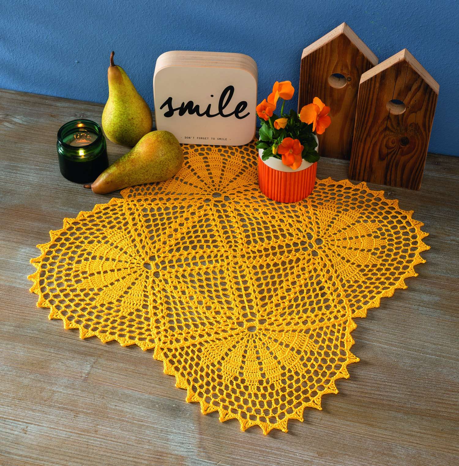 Handgemachte, gelbe Häkeldecke mit strahlenförmigem Muster. Modisches, filigranes Design mit kreativer Note.