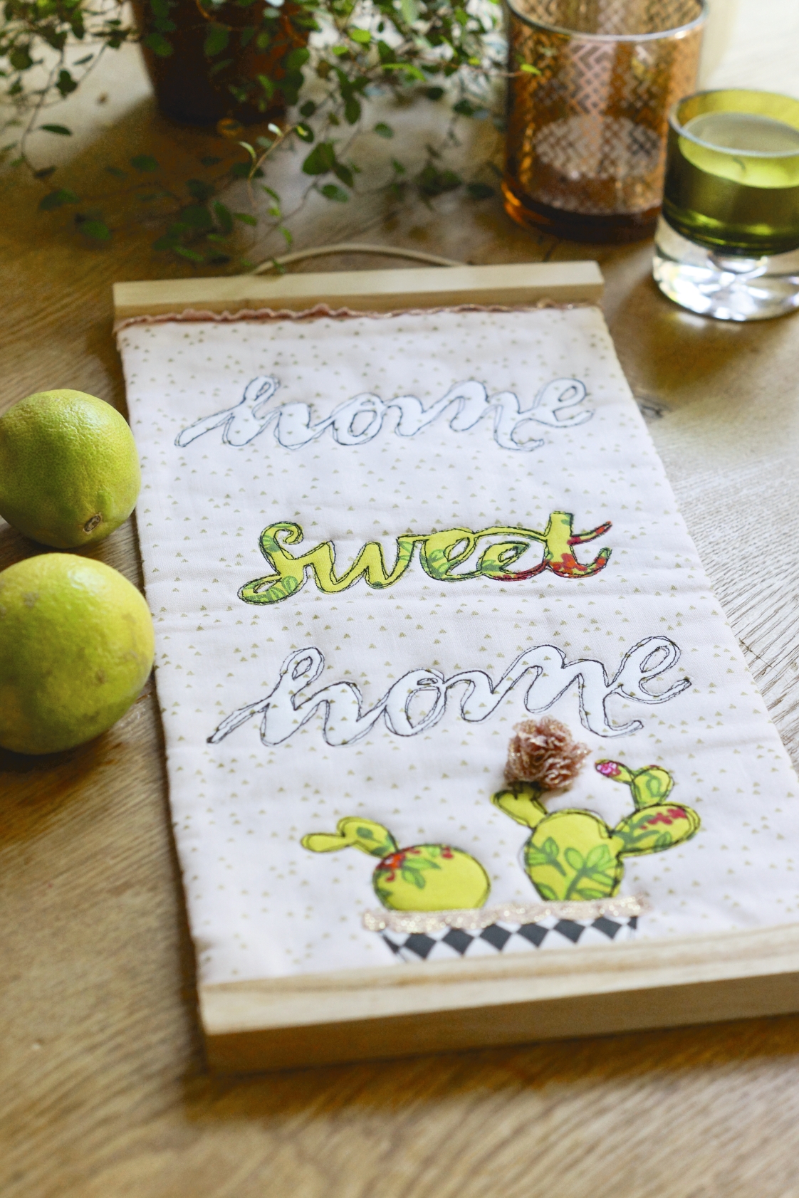 Modisches DIY-Textilbild mit verspieltem Kaktusmuster und gesticktem Schriftzug.