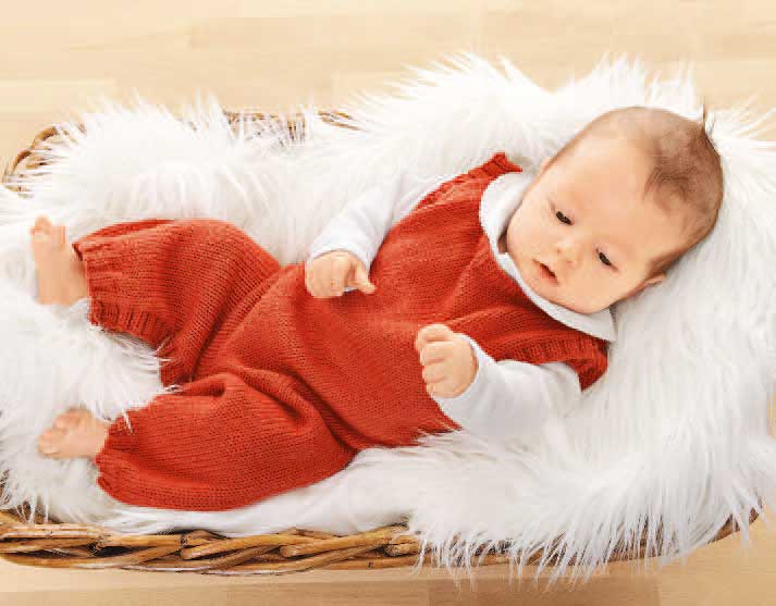 Roter, handgemachter Strickstrampler. Weicher Stoff, modischer Schnitt. Perfekt für Babys, handarbeit.