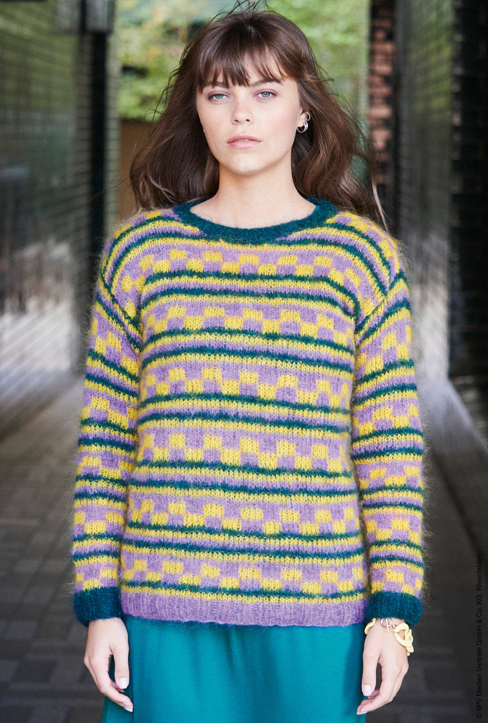 Modellansicht Bild 2: Klassischer Jaquardpullover im Karo-Ringelmuster