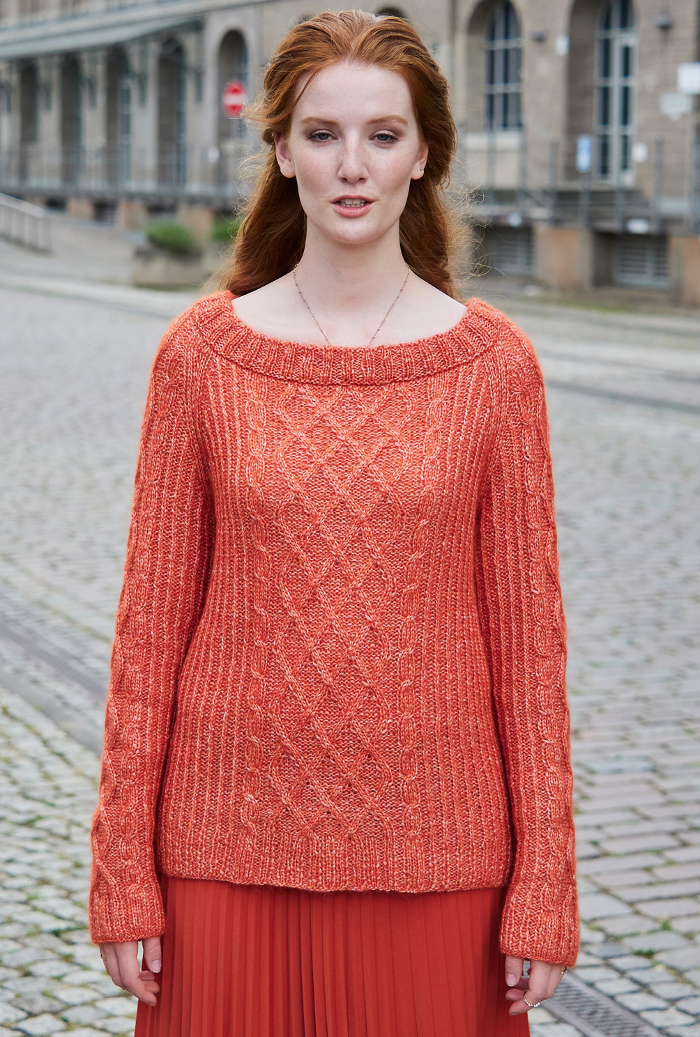 Modellansicht Bild 5: Raglanpulli mit Flechtmuster