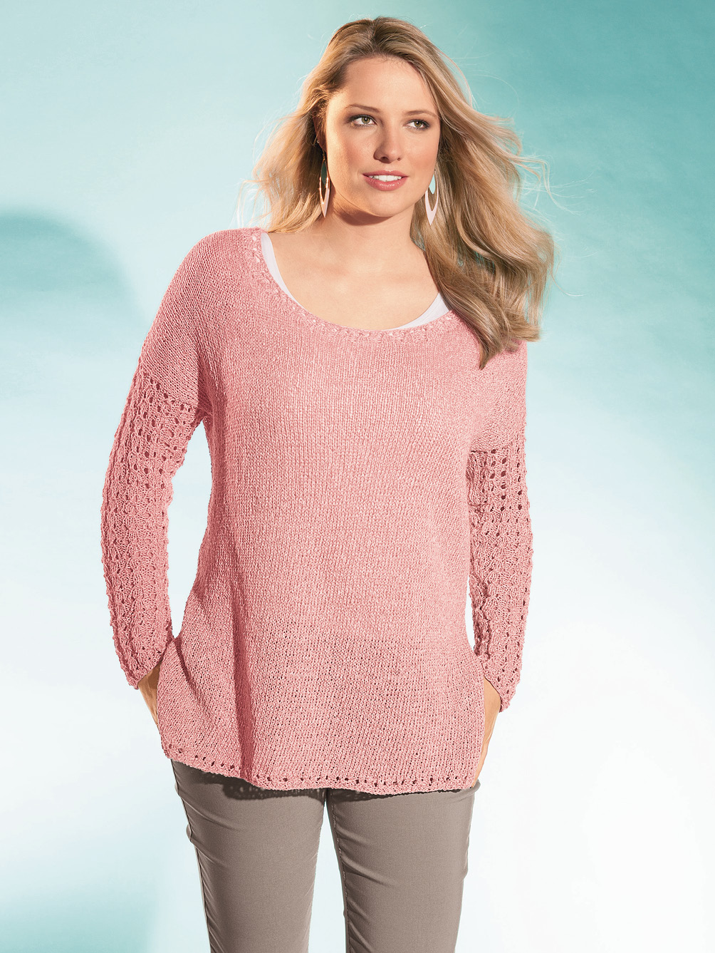 Modellansicht Bild 1: Pulli mit Lochmusterärmeln in Rosé meliert
