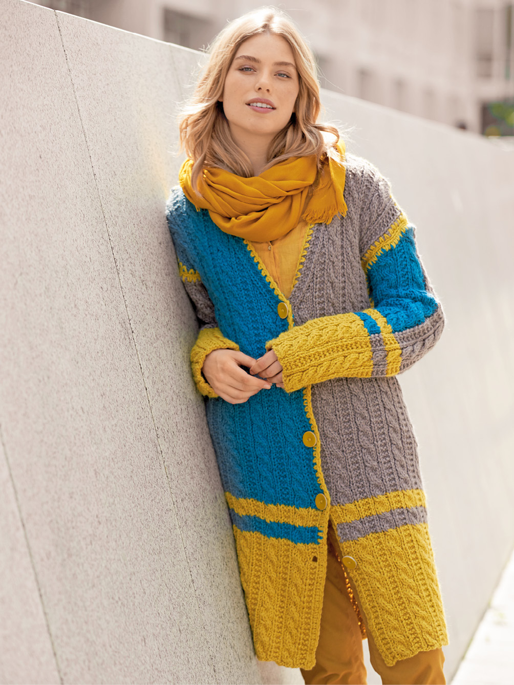 Langer Cardigan mit Zöpfen in Gelb, Blau und Braun