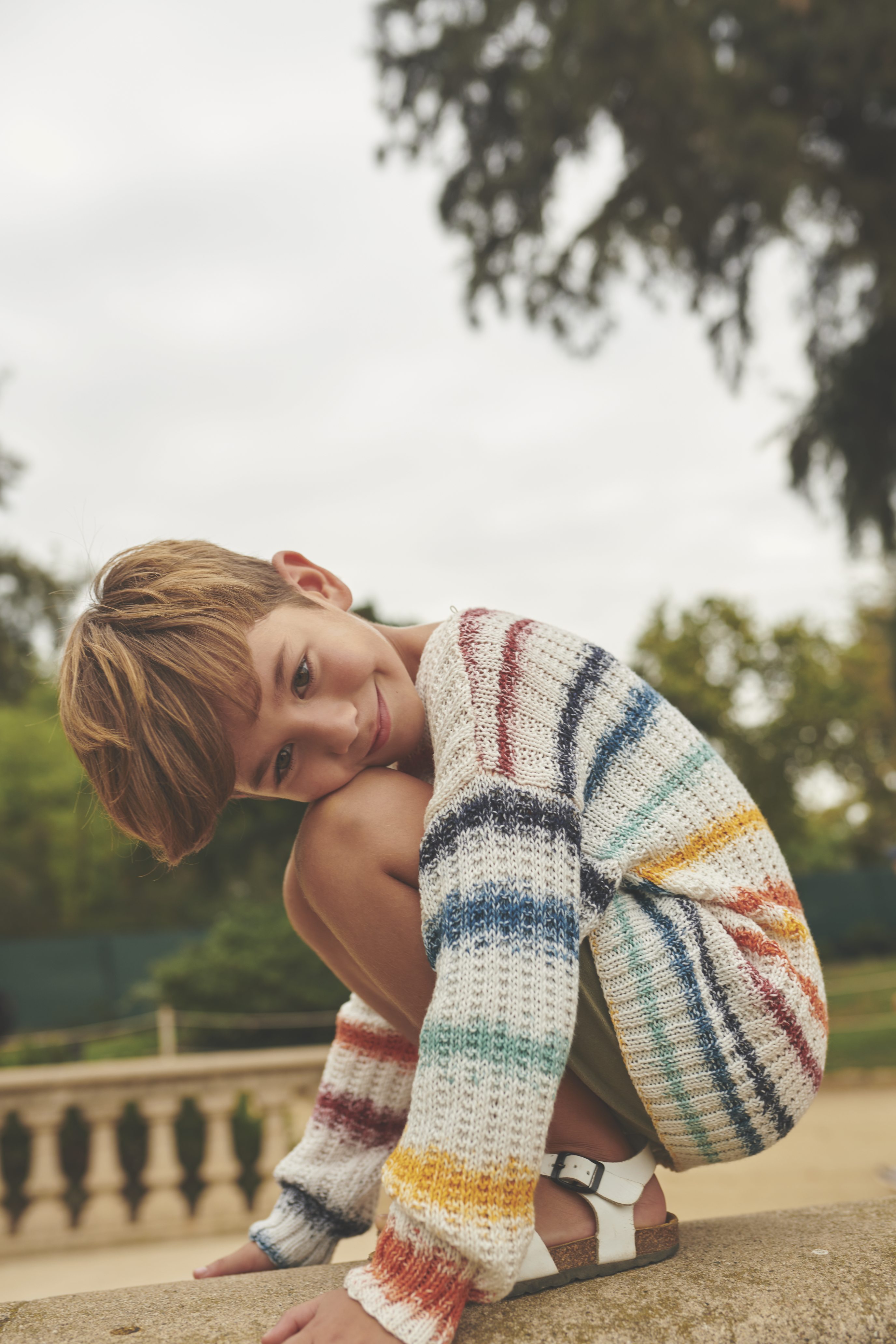 Handgemachter Pullover, lockerer Schnitt, mehrfarbige Streifen; bunt, modisch, einzigartig, gemütlich.