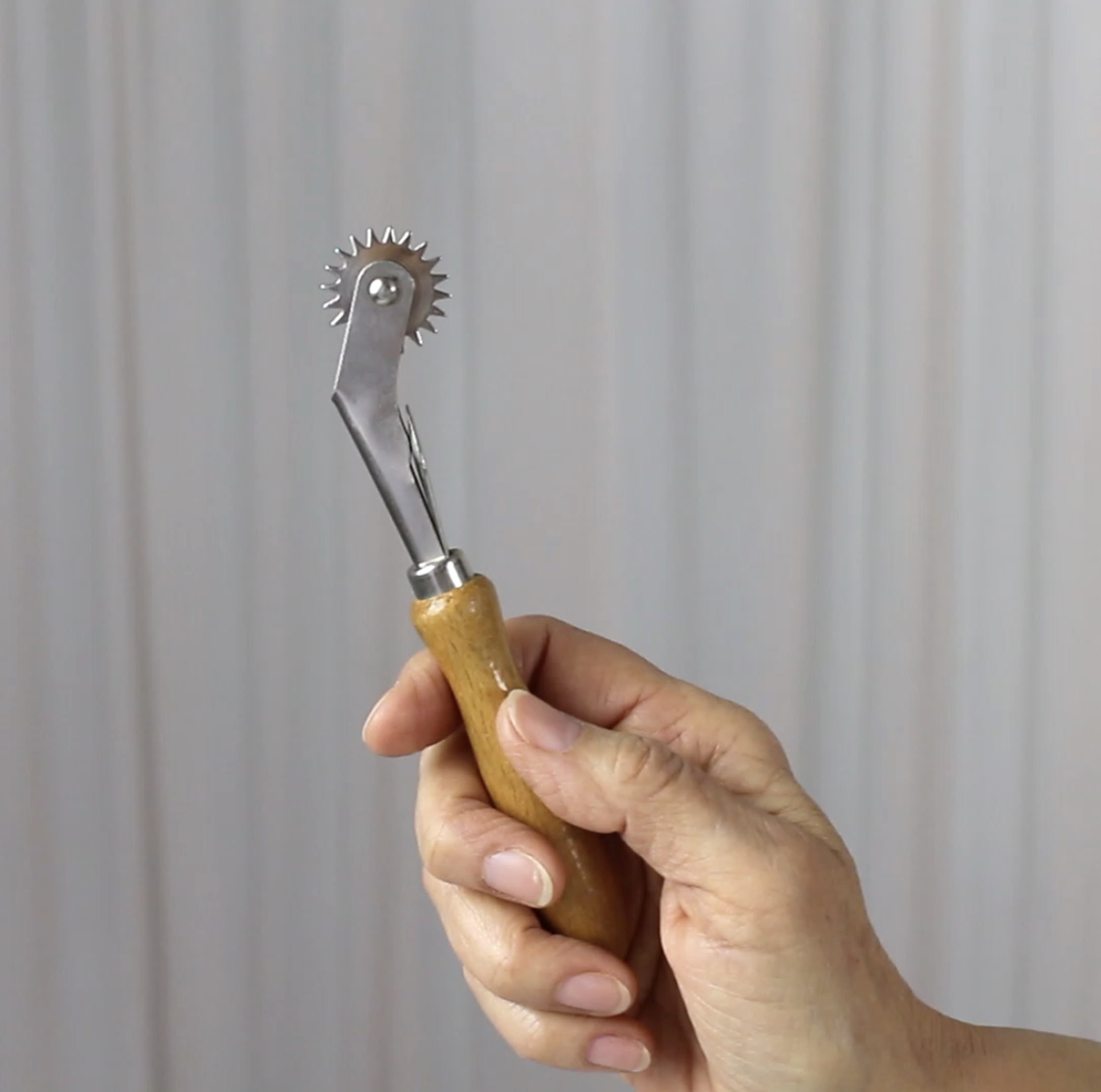 Holzgriff, metallisches Rädchen, ergonomisch, traditionell, handlich, präzises DIY-Tool für Handarbeiten.