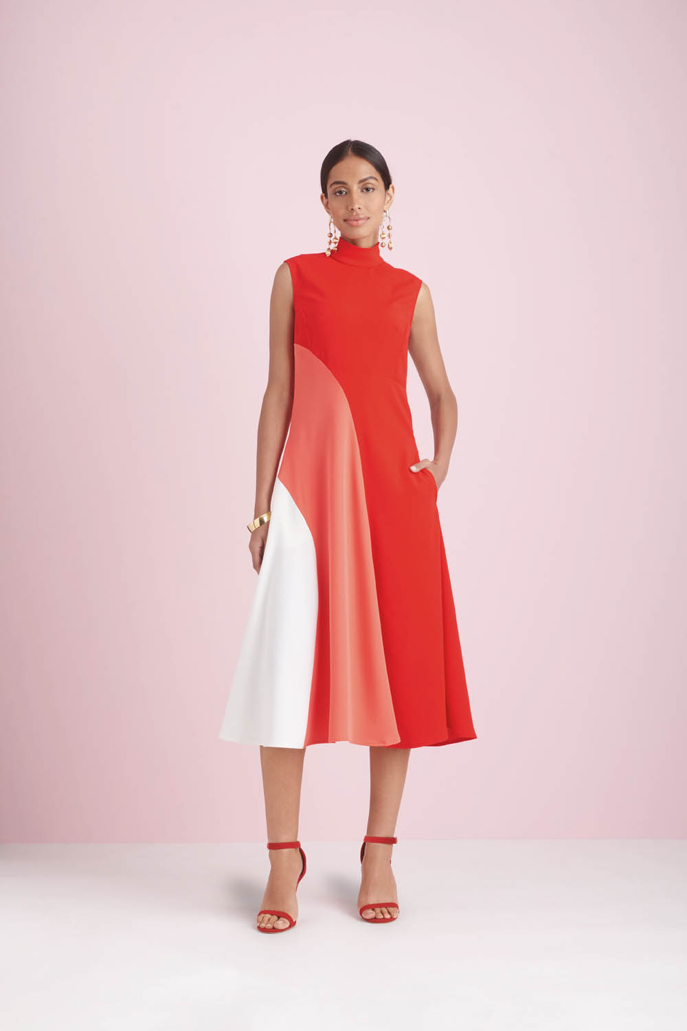 Ärmelloses Kleid in Rot, Weiß, Rosa. Eleganter, diagonaler Schnitt, modisches Muster, perfekte Farbkombination.