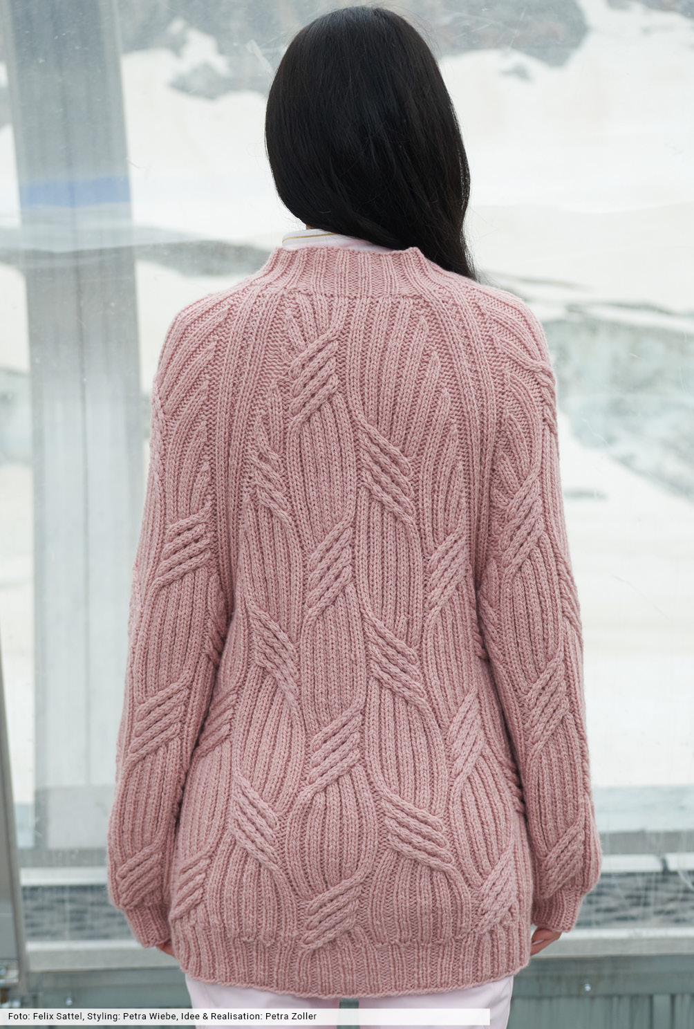 Modellansicht Bild 5: Zopf-Rippenpulli mit Raglanschrägungen
