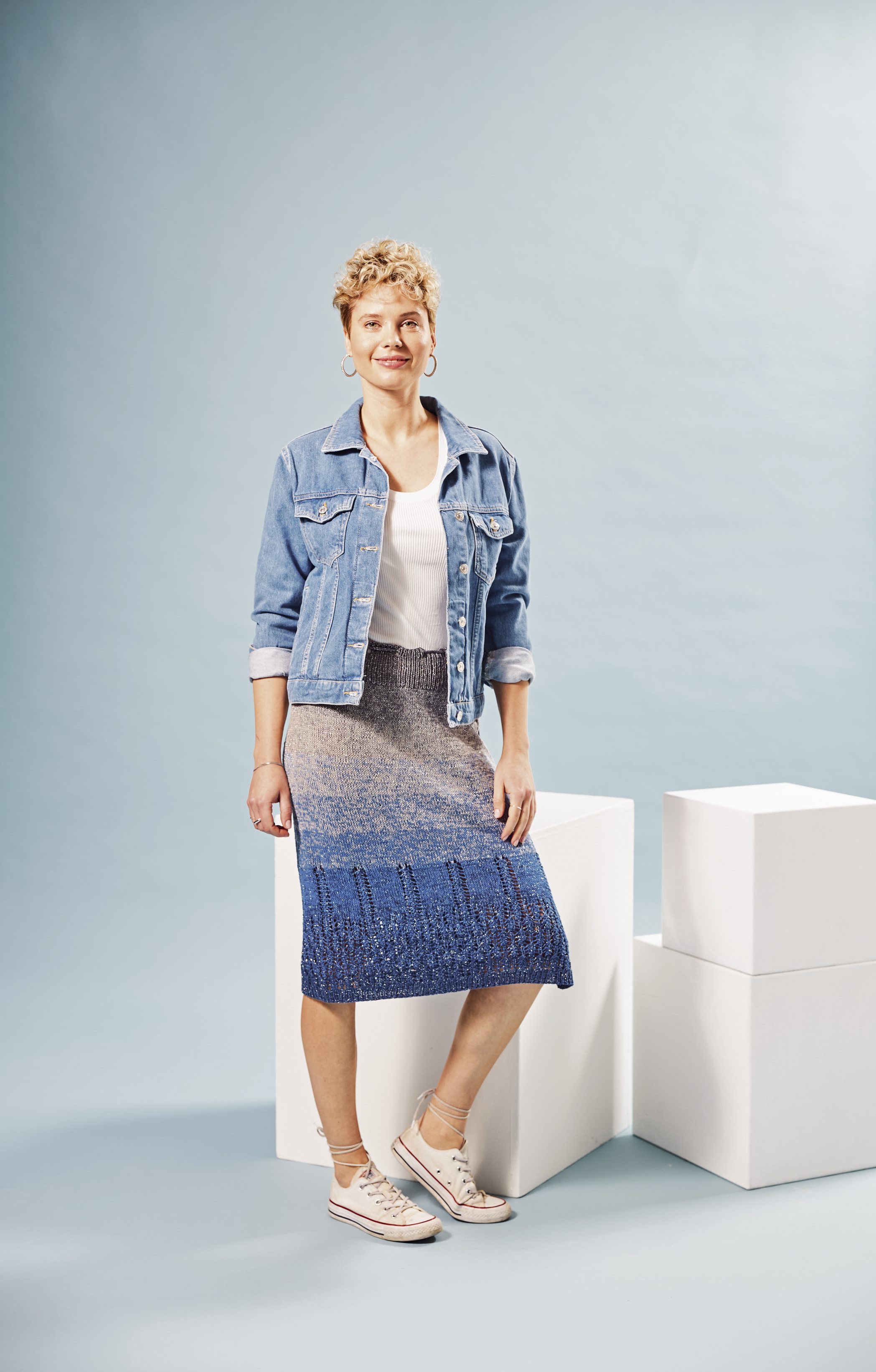Blauer Denim-Jacke, weißes Oberteil, handgestrickter blau-grauer Rock, modisch, DIY, Sneakers.