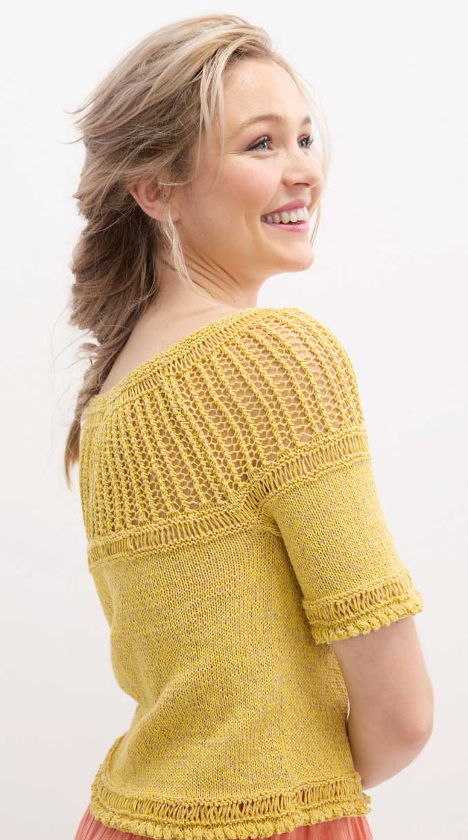Gelber, handgestrickter Pullover mit durchsichtigem Muster am oberen Rand; kurzärmelig, modisch.