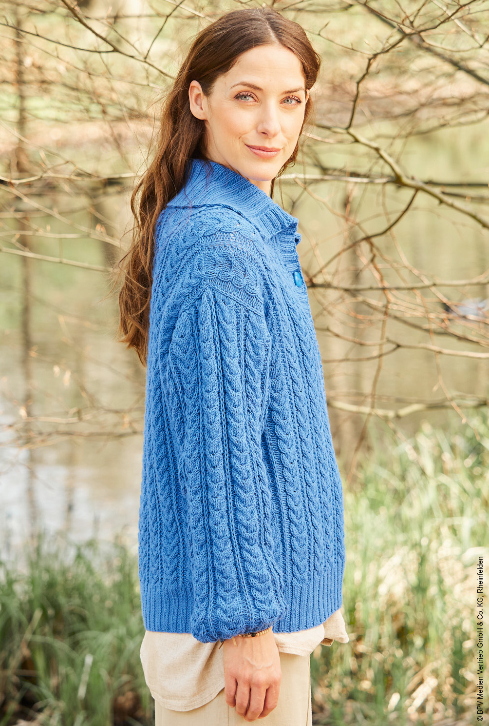 Strickset - Kurzgeschnittene Jacke mit plakativen Zöpfen Gr. 38/40