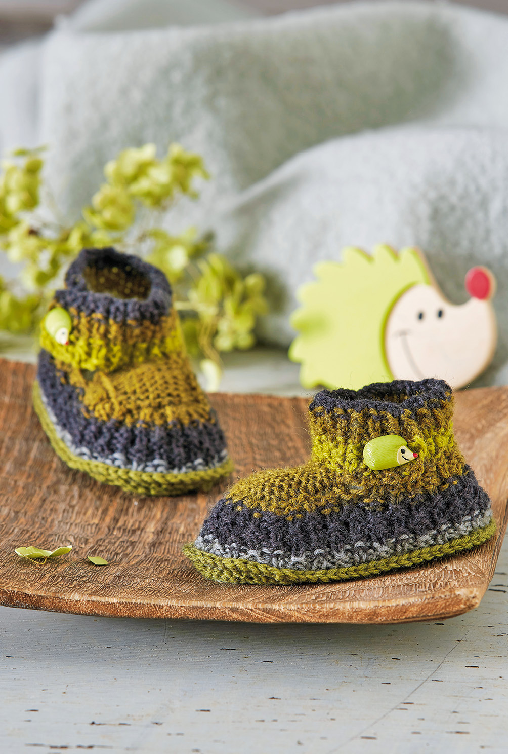 Modellansicht Bild 2: Babyschühchen in grünem Farbverlauf mit Igel-Knopf