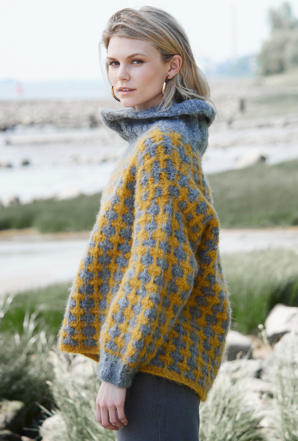 Modellansicht Bild 5: Pulli mit Hebemaschenmuster in Grau und Ocker