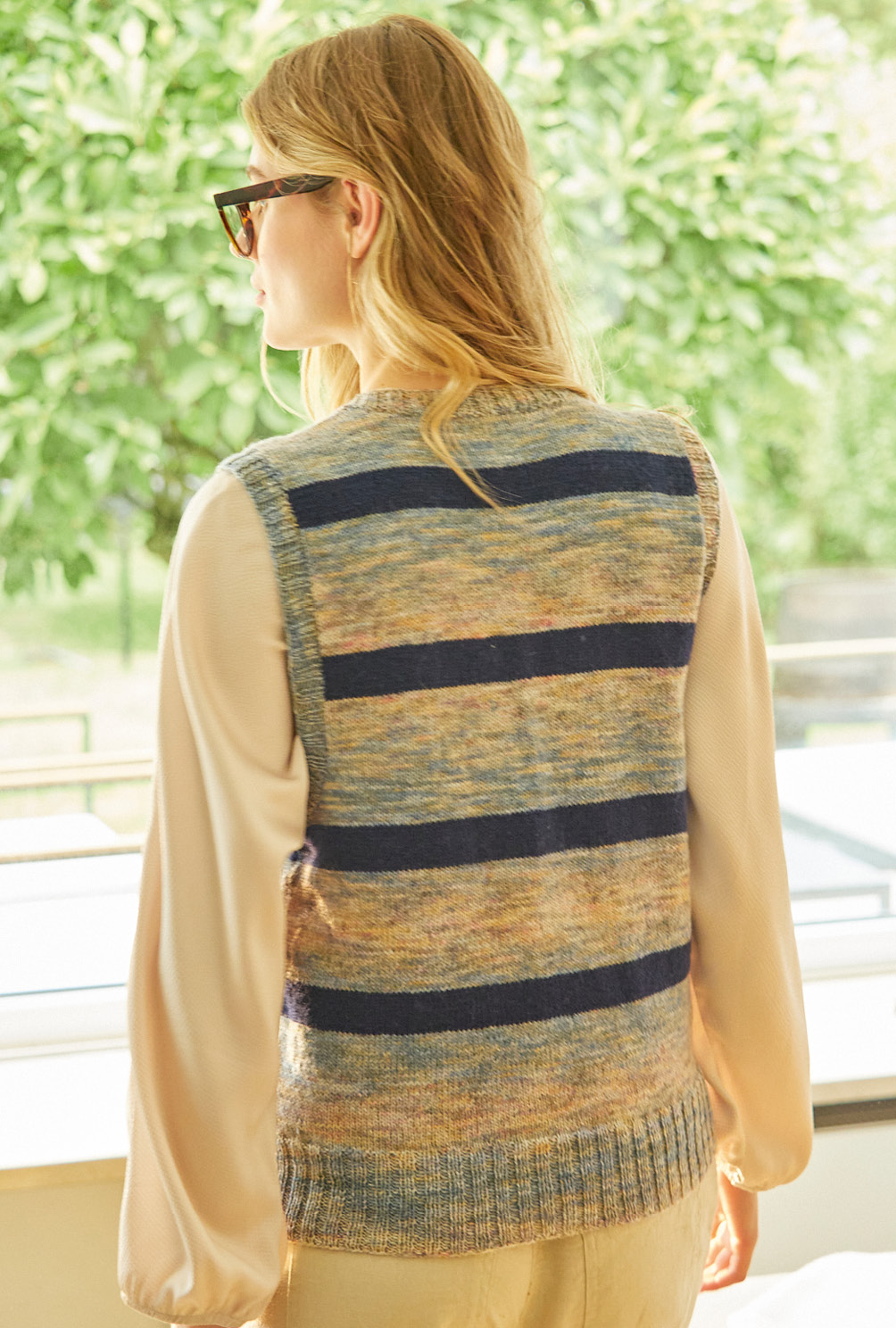 Modellansicht Bild 5: Pullunder mit Streifen in Blau-rosa-Farbverlauf und Dunkelblau