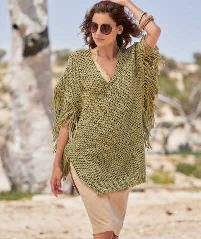 Olivgrüner, handgemachter Poncho mit Fransen und grobem Strickmuster. Modische, legere Passform.