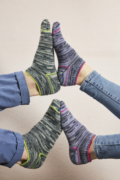 Handgemachte, gemusterte Socken in Grautönen mit neon Akzenten. Modisches DIY-Design, eng anliegend.