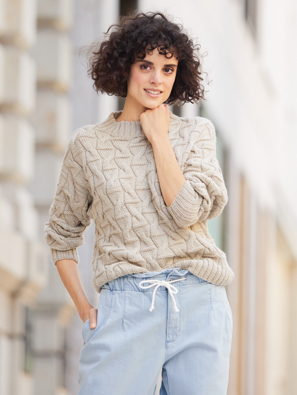 Modellansicht Bild 1: Pullover mit Zopf-Strukturmuster und Turtleneck-Kragen