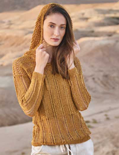 Modischer, handgestrickter, senffarbener Pullover mit Kapuze. Strukturmuster macht ihn einzigartig.