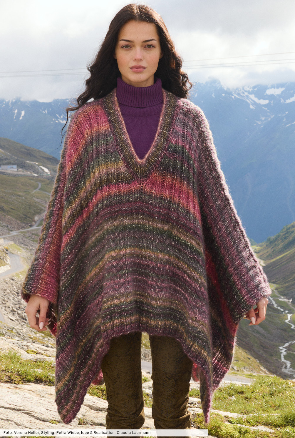 Modellansicht Bild 3: Poncho im Farbverlauf mit V-Ausschnitt