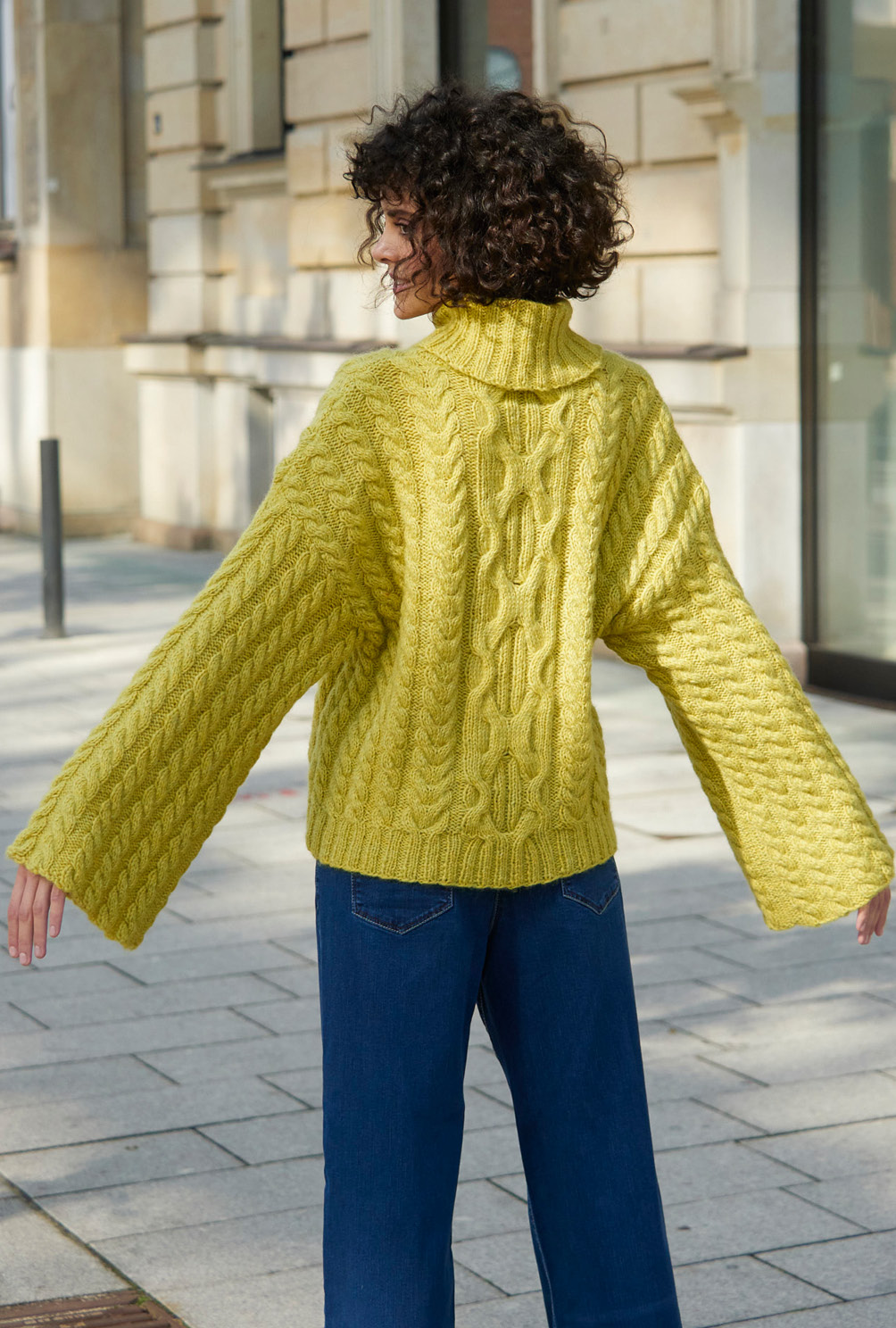 Modellansicht Bild 8: Pullover mit weiten Ärmeln und Zopfmuster