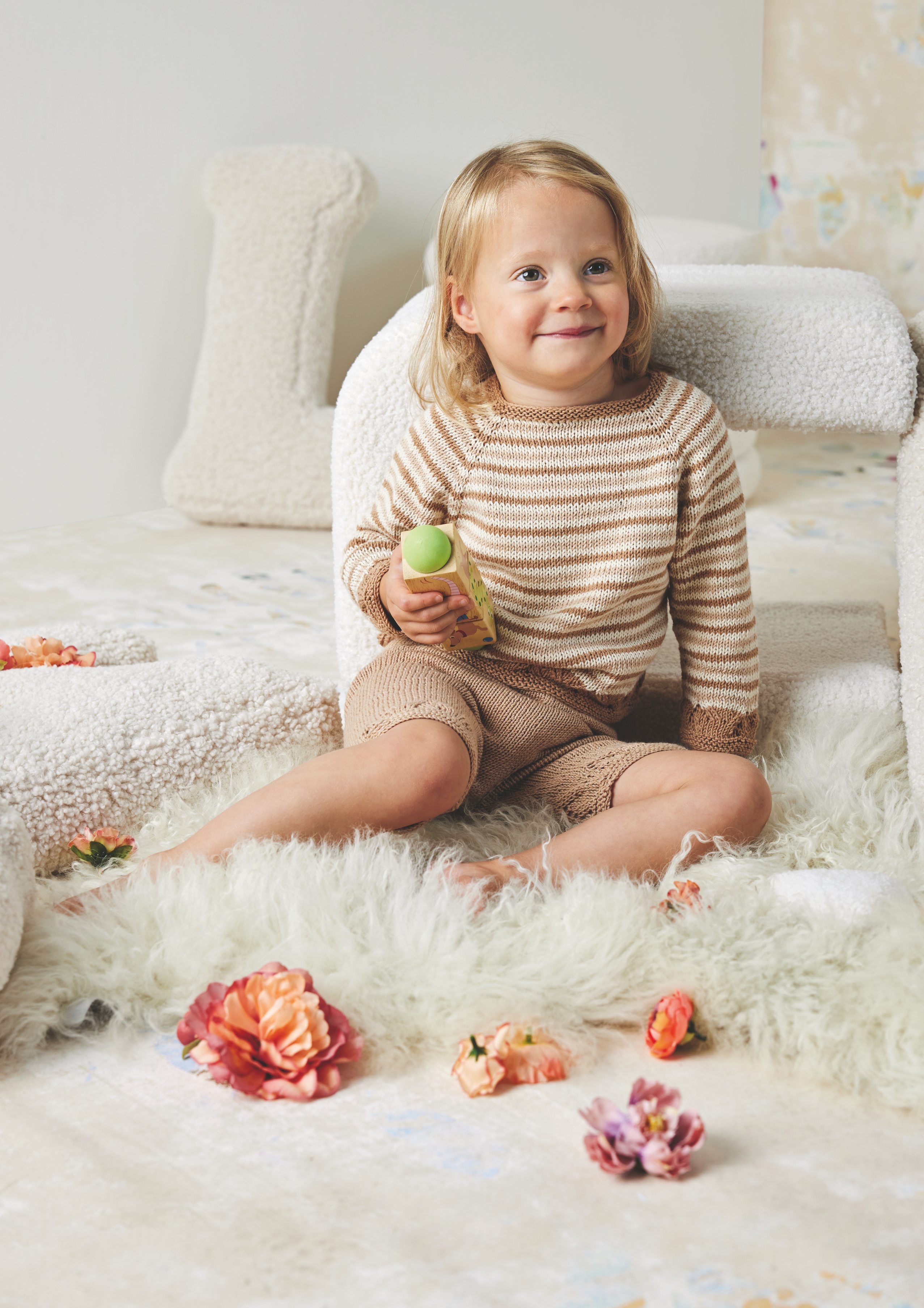 Beiges, gestreiftes Strickset: modisches, handgemachtes Oberteil und Shorts in Erdtönen. DIY-Charme.