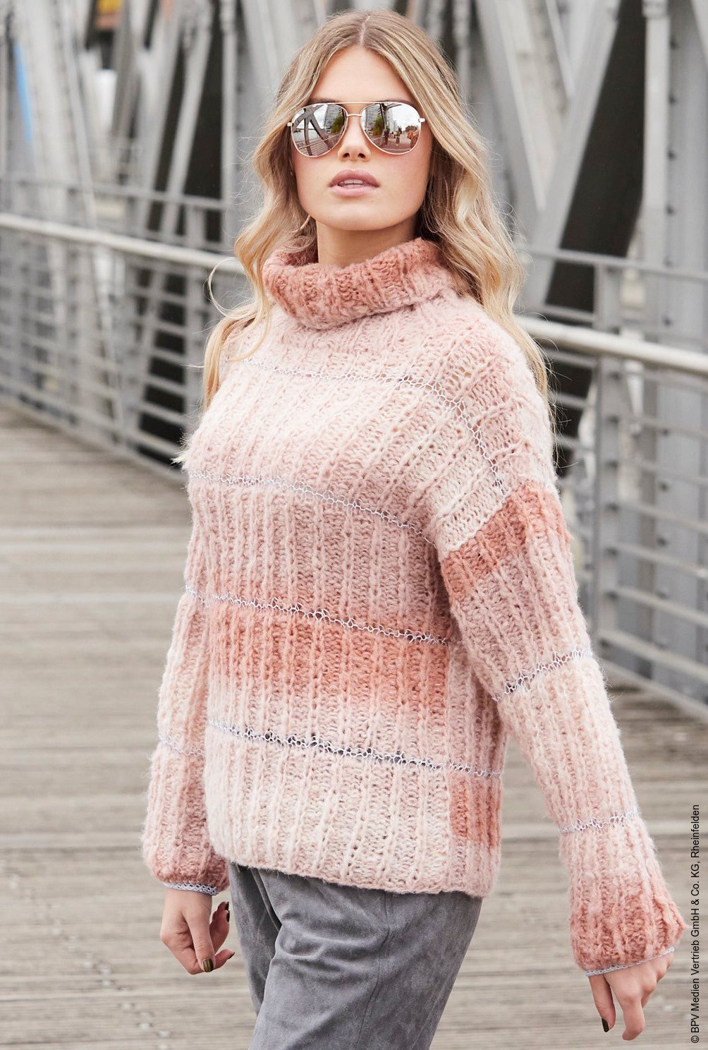 Modellansicht Bild 3: Rollkragenpulli mit Rippenmuster und Altrosa-Verlaufsgarn