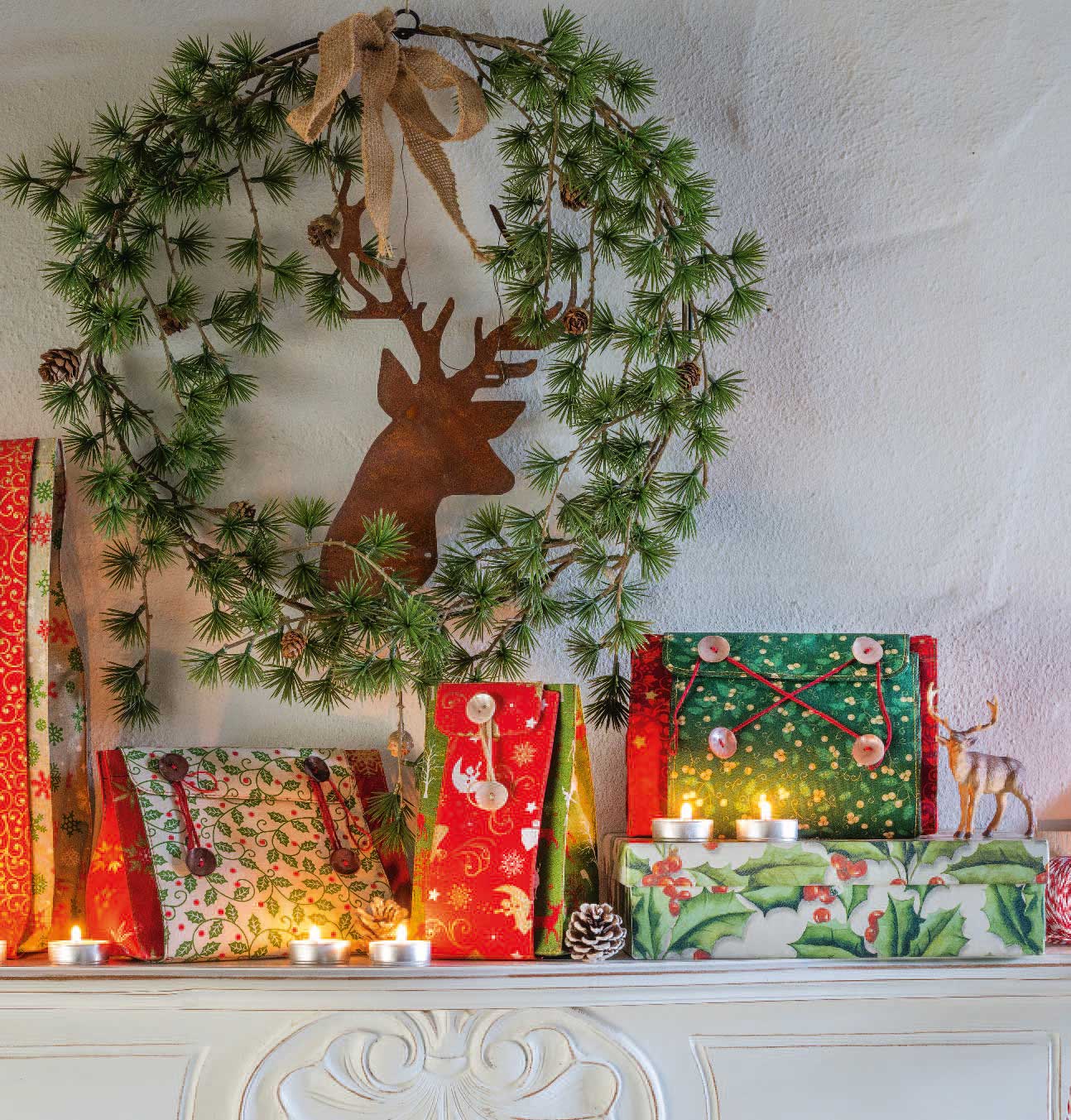 Bunte, handgemachte Geschenkboxen mit festlichen Mustern und Details wie Knöpfen und Schleifen. Kreativ und einzigartig.