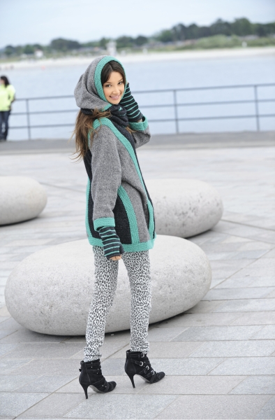 Grauer, handgemachter Hoodie mit türkisfarbenen Details; gemusterte Leggings; chic, schwarz, selbstgemacht, stilvoll.