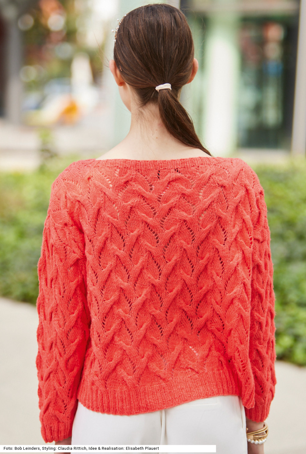 Modellansicht Bild 5: Pullover mit Zopf-Ajourmuster in Korallenrot