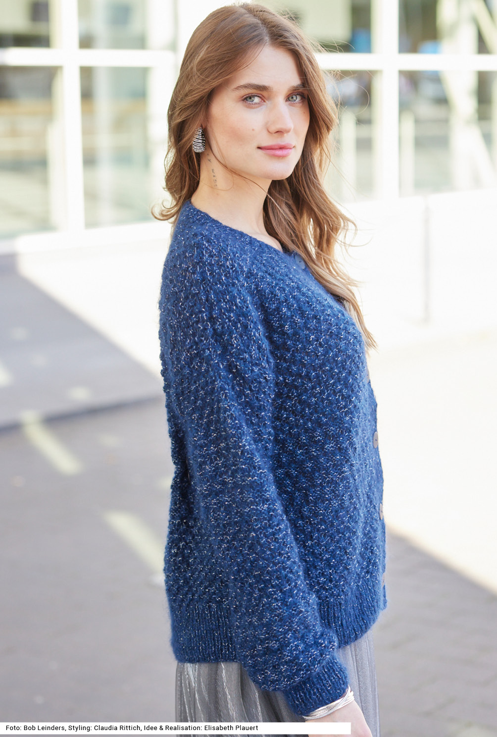 Modellansicht Bild 4: Jacke mit Dornröschenmuster in Dunkelblau mit Glitzerfaden