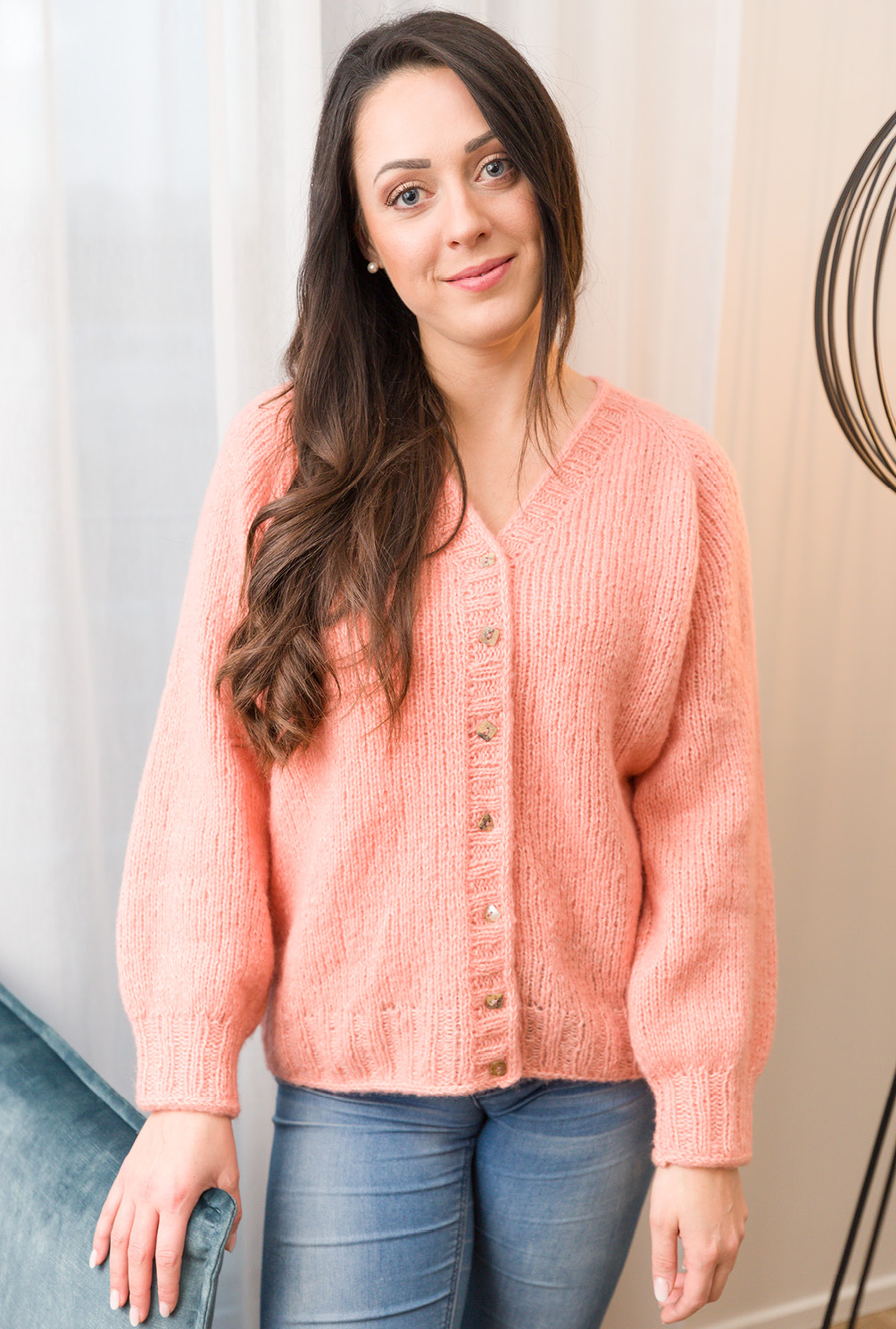 Modellansicht Bild 3: Amaya - Von oben nach unten gestrickter Cardigan in Melone