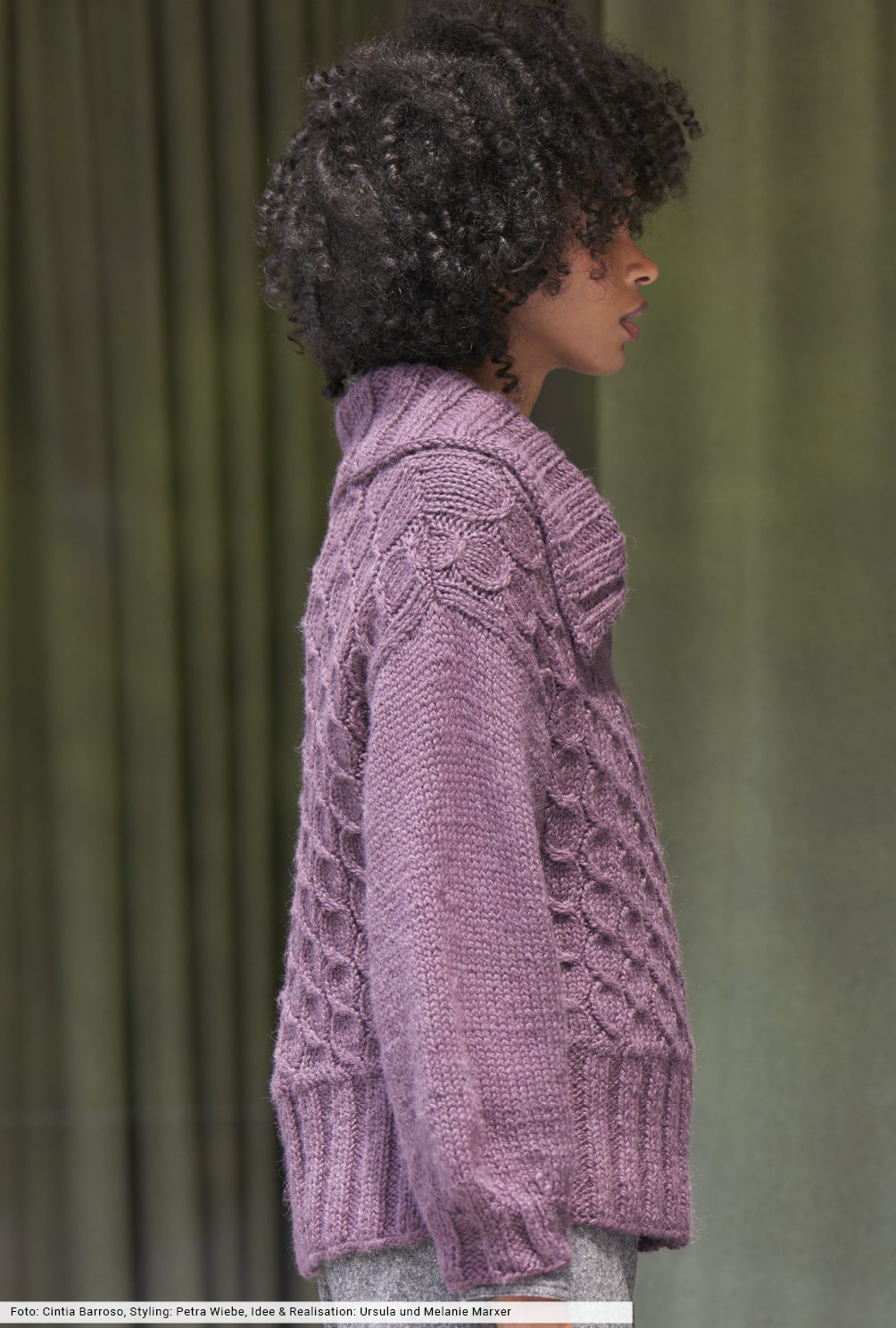 Modellansicht Bild 4: Zopfmuster-Pulli mit großen Kragen