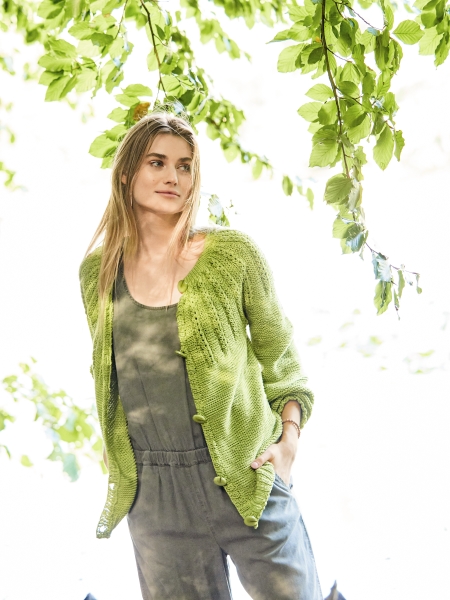 Grüne Strickjacke, handgemacht, schlicht, modisch. Kombiniert mit grauem, lockerem Kleid. Frische, natürliche Farben.