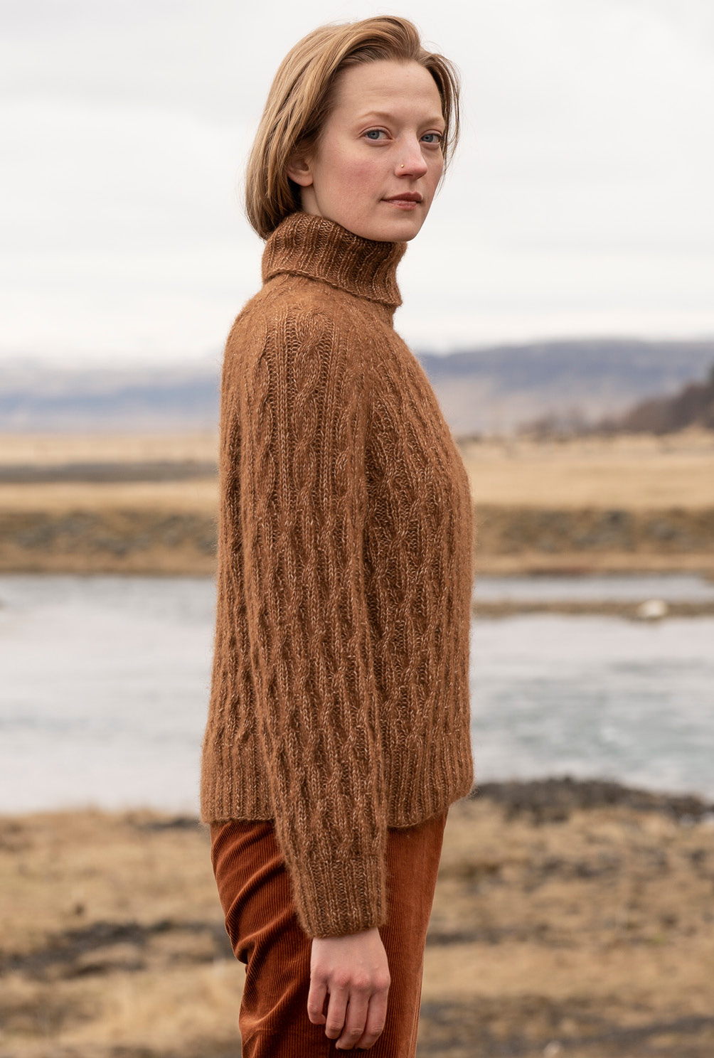 Modellansicht Bild 6: Raglanpulli im Zopfmuster