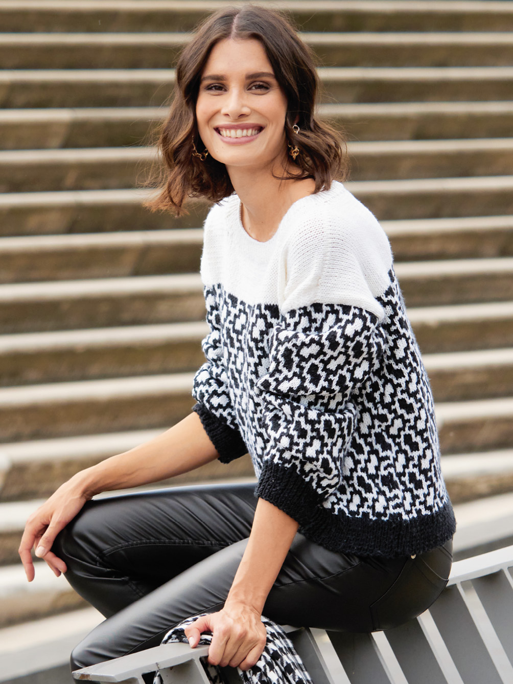 Modellansicht Bild 1: Pullover mit Hebemaschenmuster in Schwarz-Weiß