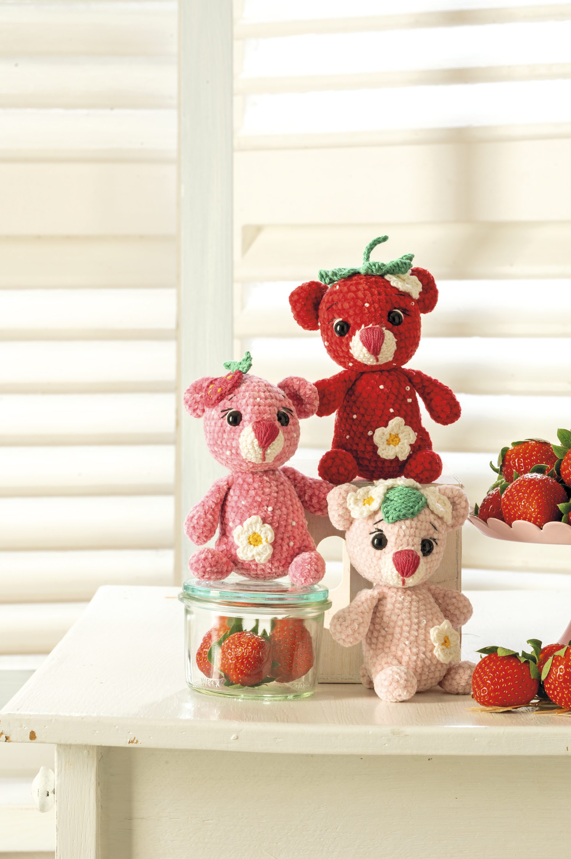 Handgemachte, bunte Bärchen in Rot- und Rosatönen mit Blüten, DIY, verspielt.