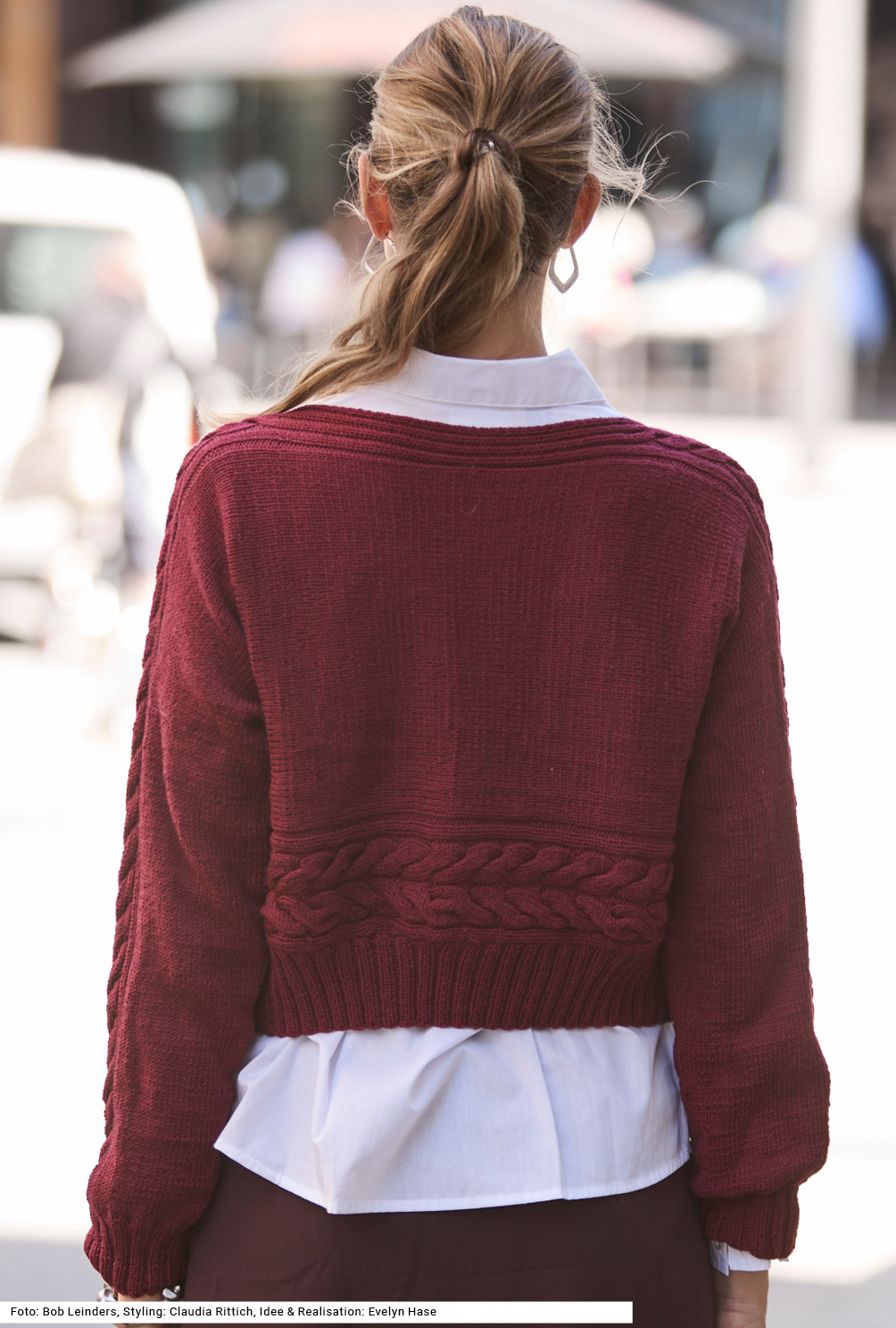 Modellansicht Bild 5: Quergestrickter Pullover mit Zopfmuster