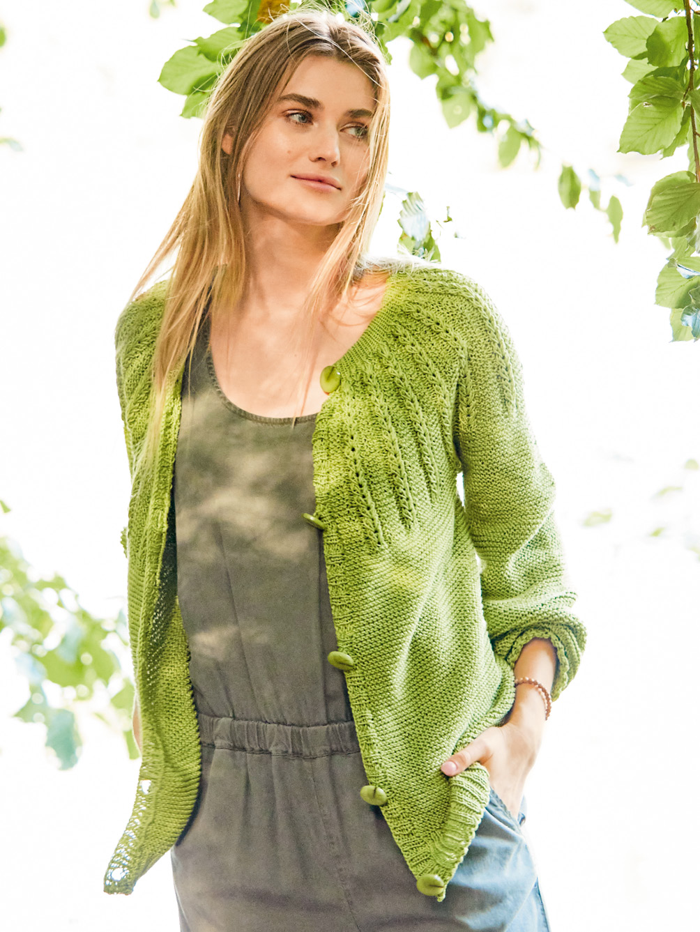 Modellansicht Bild 1: Jacke mit Rundpasse in Grün