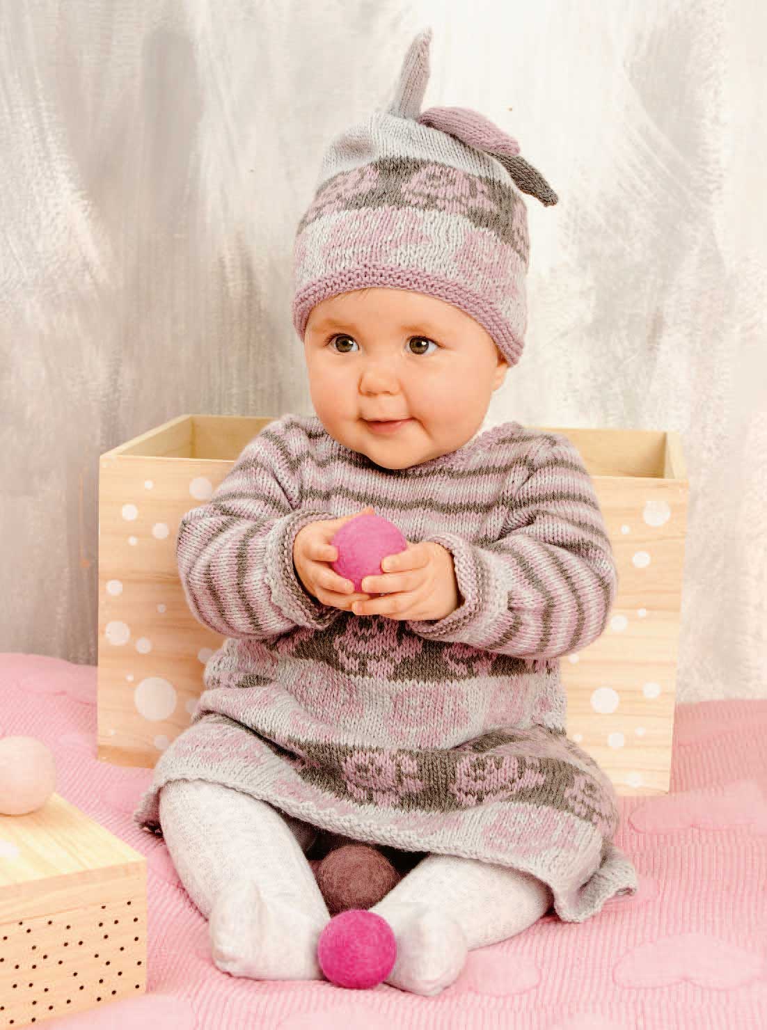 Handgemachtes Kleid in Lila und Rosa, Streifenmuster, passende Mütze, modisch, gemütlich, DIY-Charme.