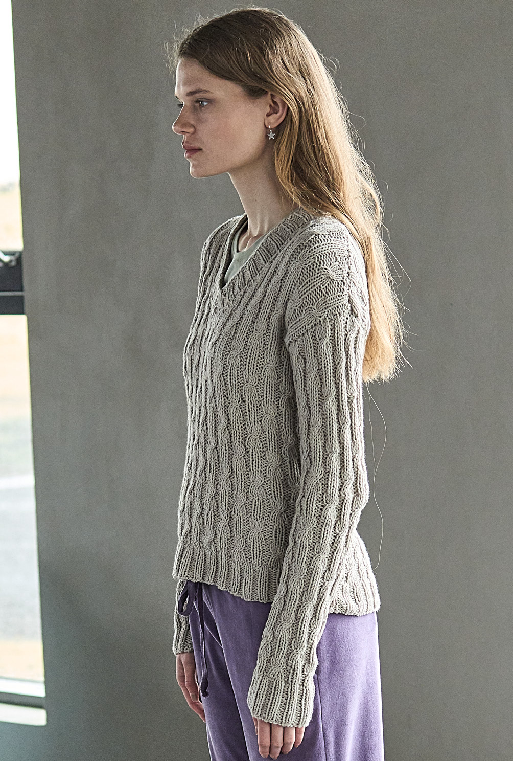 Modellansicht Bild 5: Zopfmusterpulli mit V-Ausschnitt
