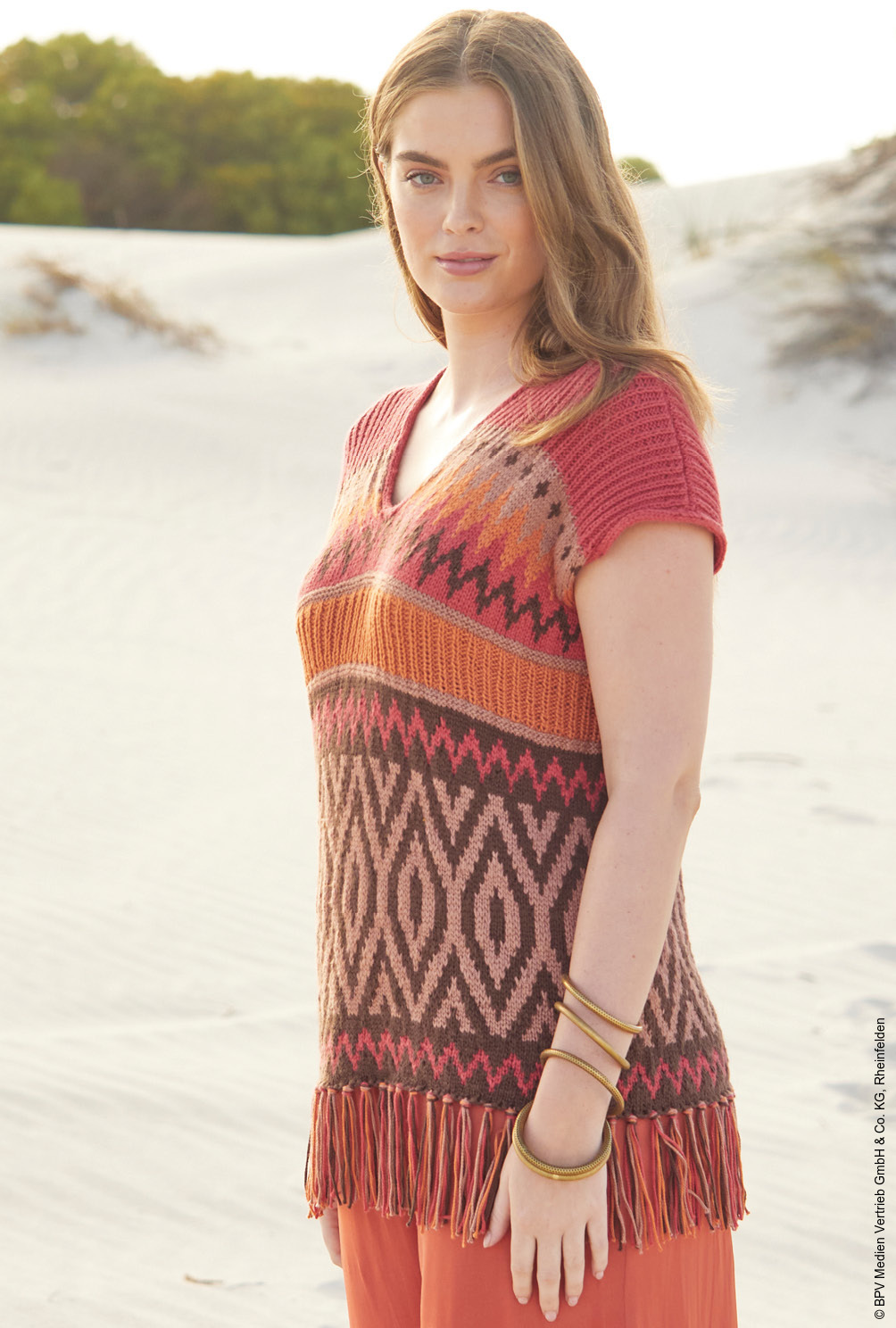 Modellansicht Bild 4: Tunika mit Jacquardmuster und Fransen in Rot, Braun, Rosa und Orange