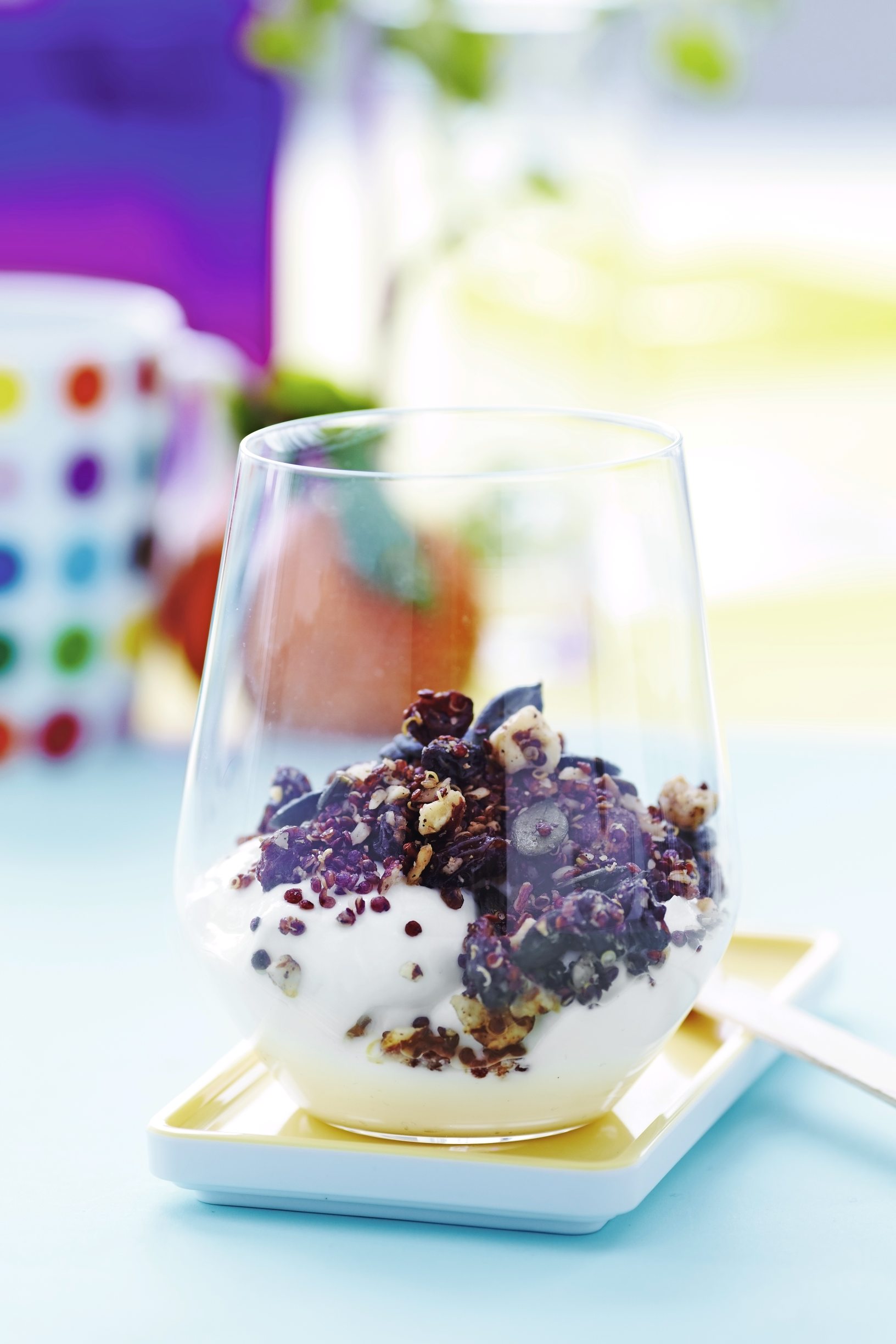 Schicht-Joghurt mit Beeren und Granola, stilvoll serviert im Glas.