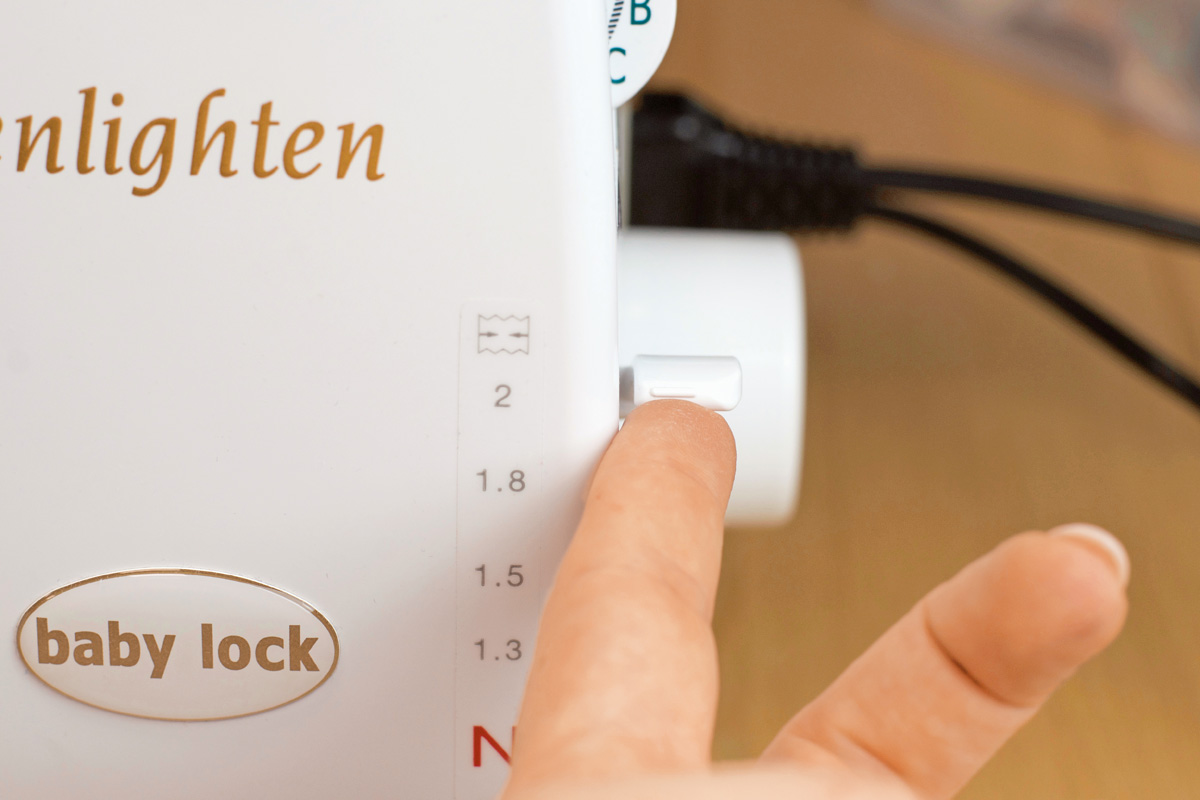Nahaufnahme einer edlen Nähmaschine mit gezeigtem Einstellrad. DIY- und Handarbeitsstimmung.