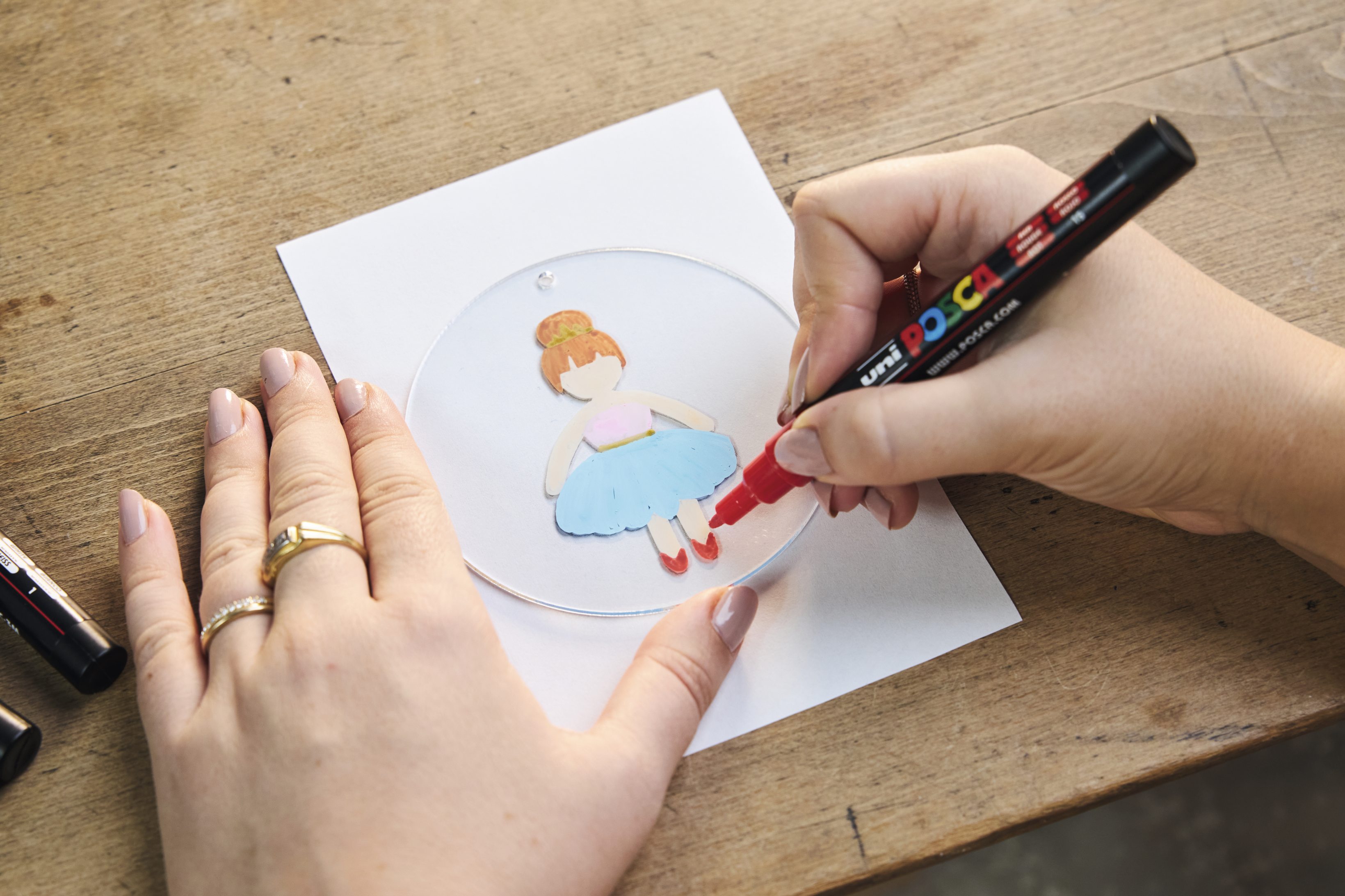 DIY Figurine mit blauem Rock, rotem Schuhwerk. Handarbeit mit detailreicher, modischer Farbgestaltung.