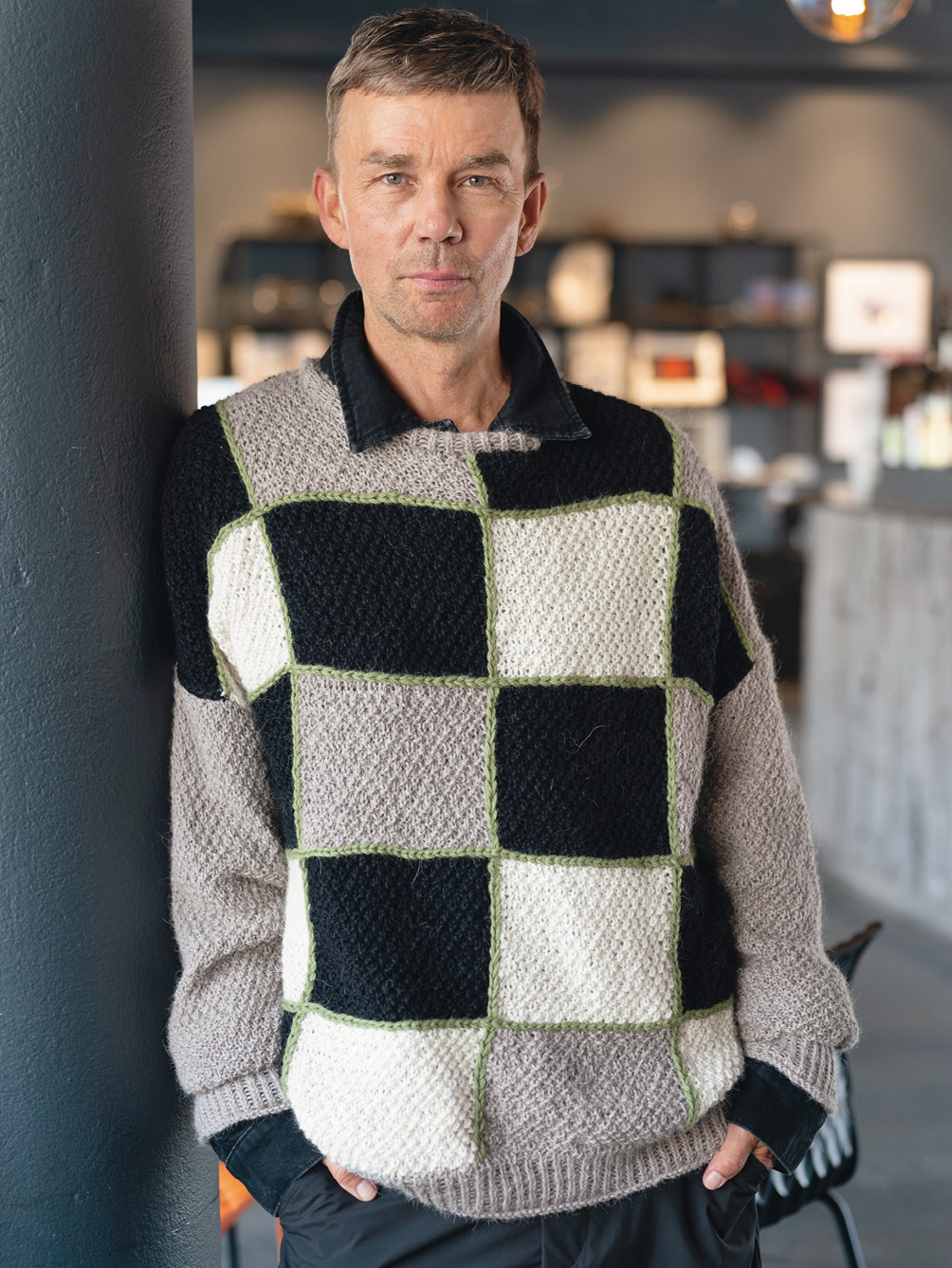 Modellansicht Bild 1: Herrenpulli im Karomuster